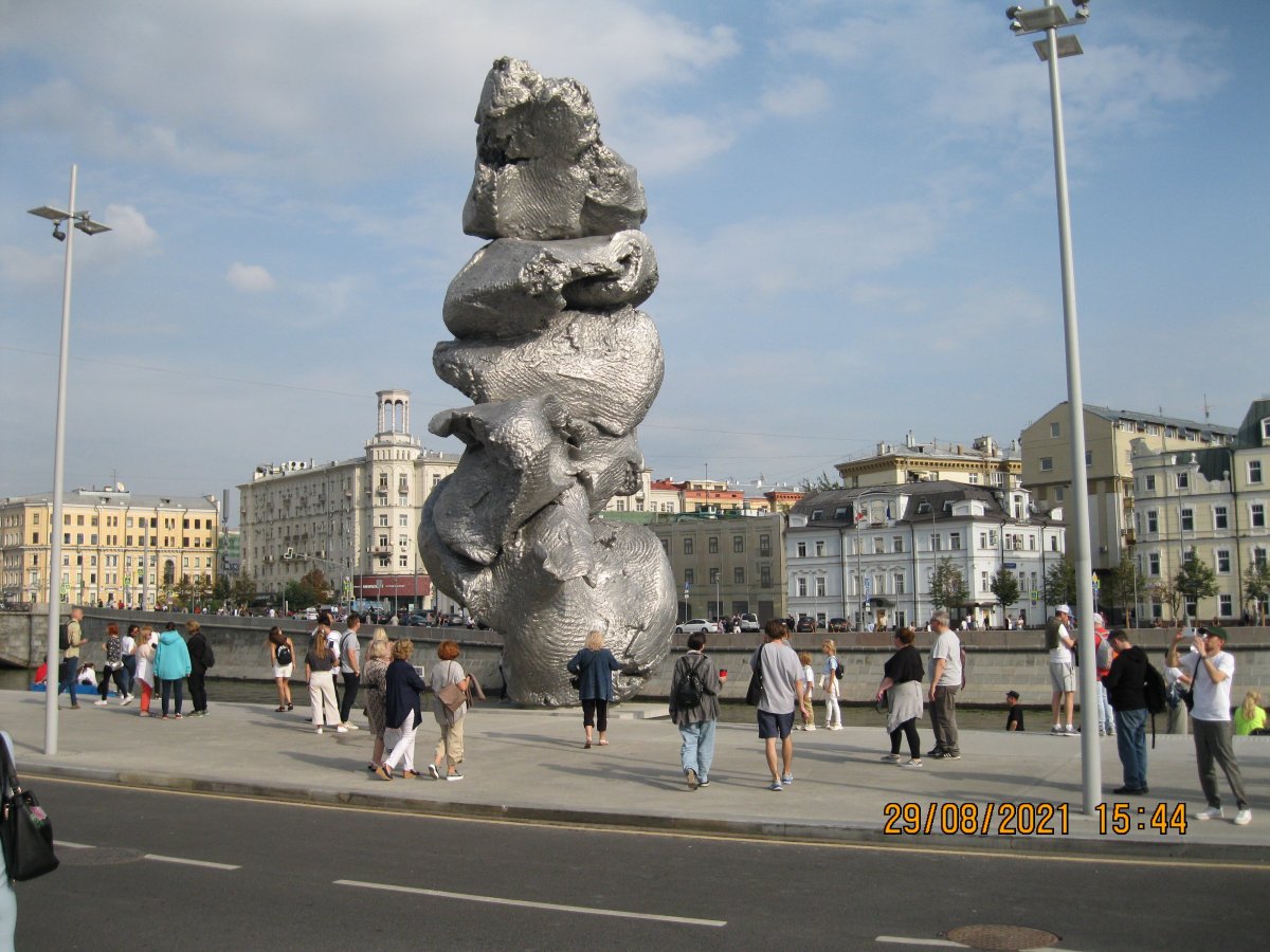 Урс Фишер памятник в Москве
