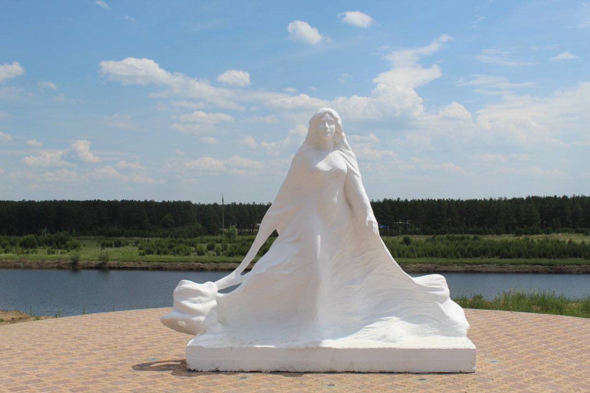 Скульптура белая река