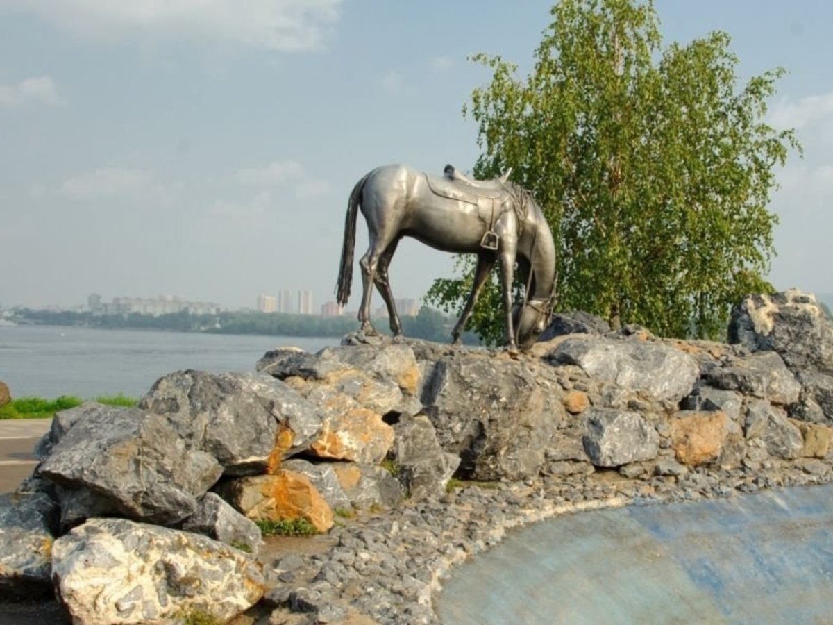 Скульптура белая лошадь в Красноярске