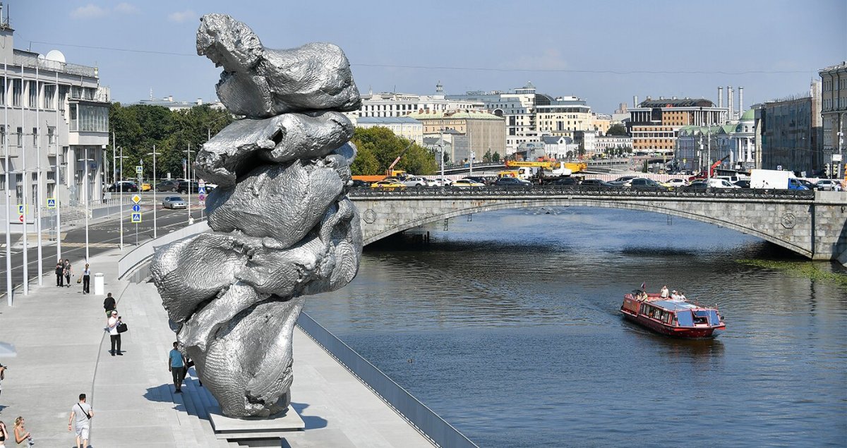 Урс Фишер памятник в Москве