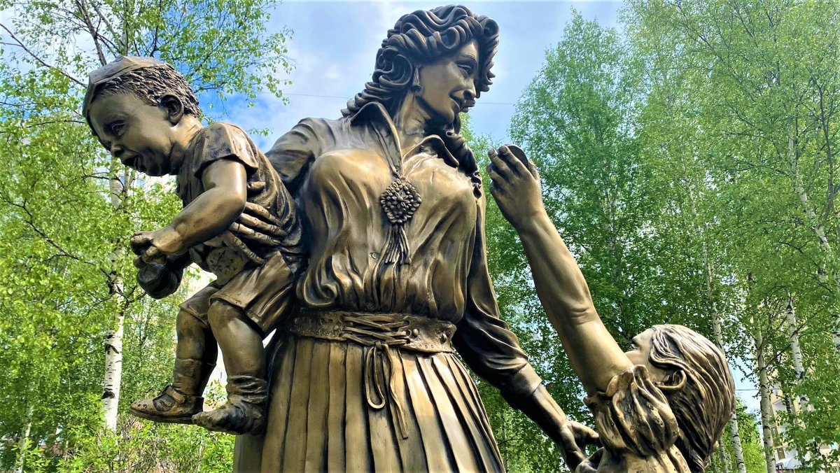Нижневартовск сквер матери скульптура