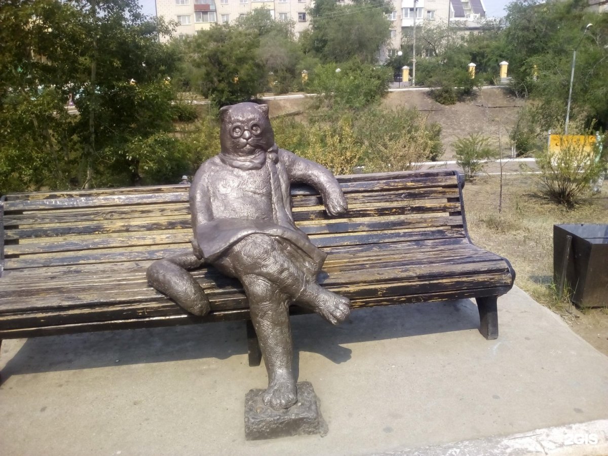 Памятник коту бегемоту и Коровьеву на лавочке