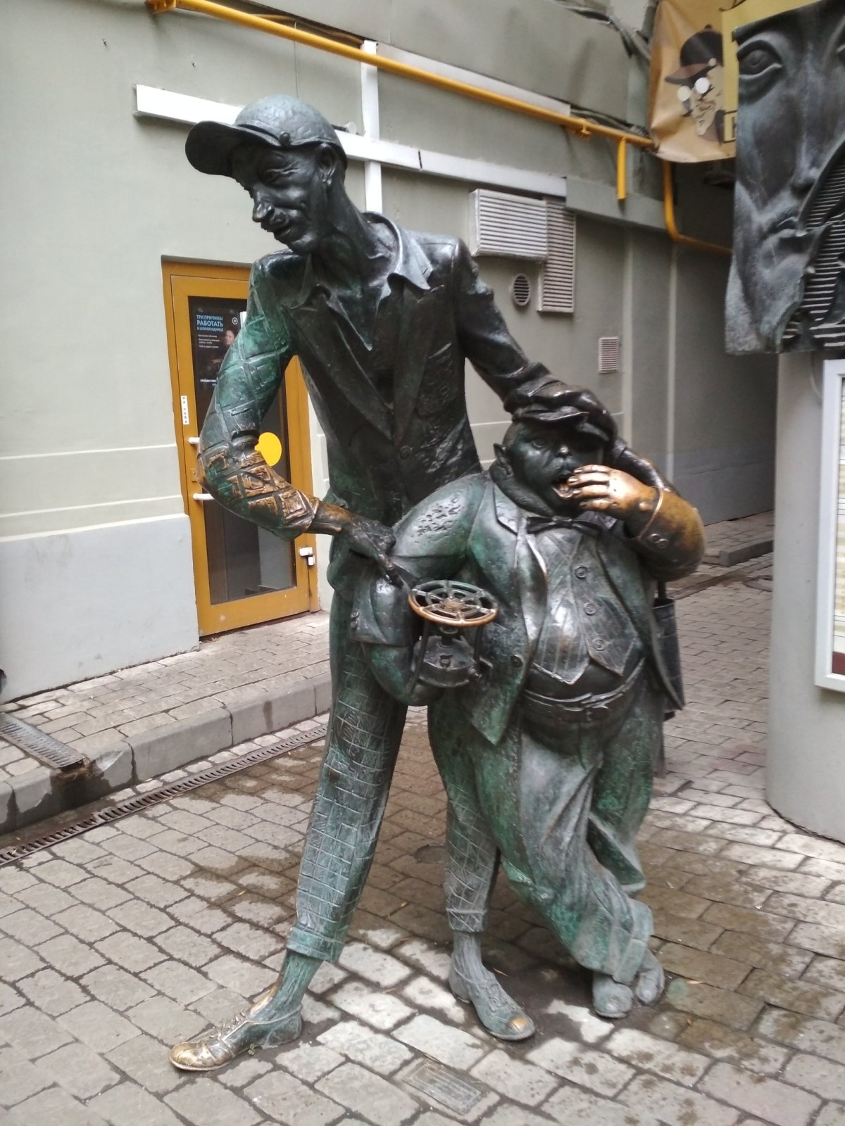 Памятник Коровьеву и бегемоту около театра Булгакова