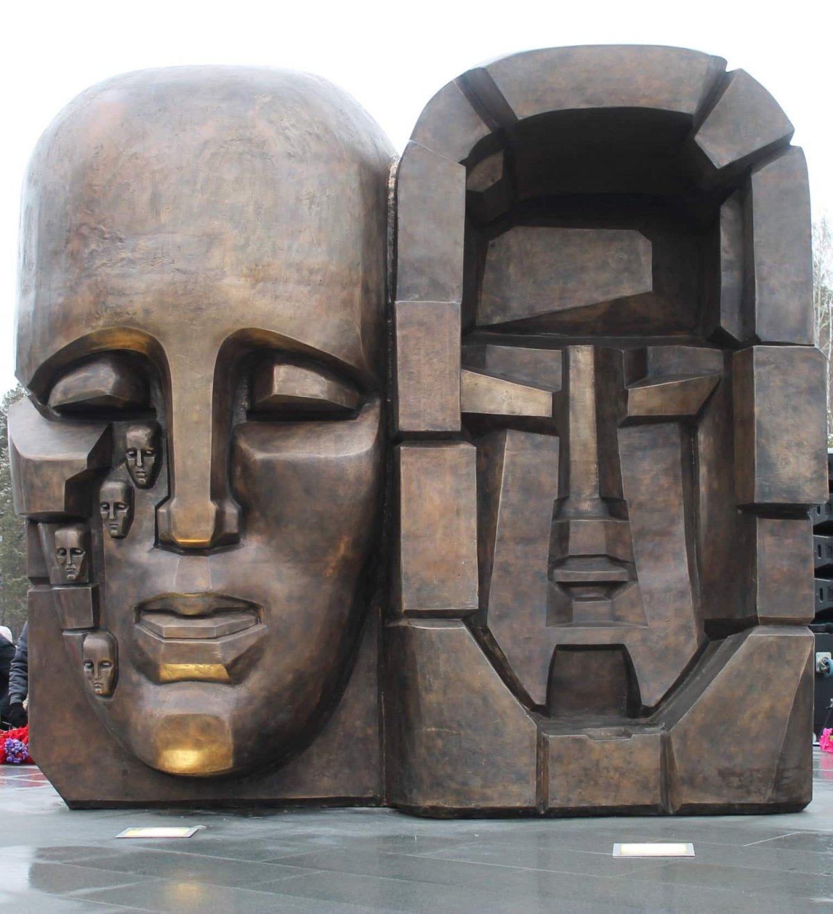 Памятник маски скорби Екатеринбург
