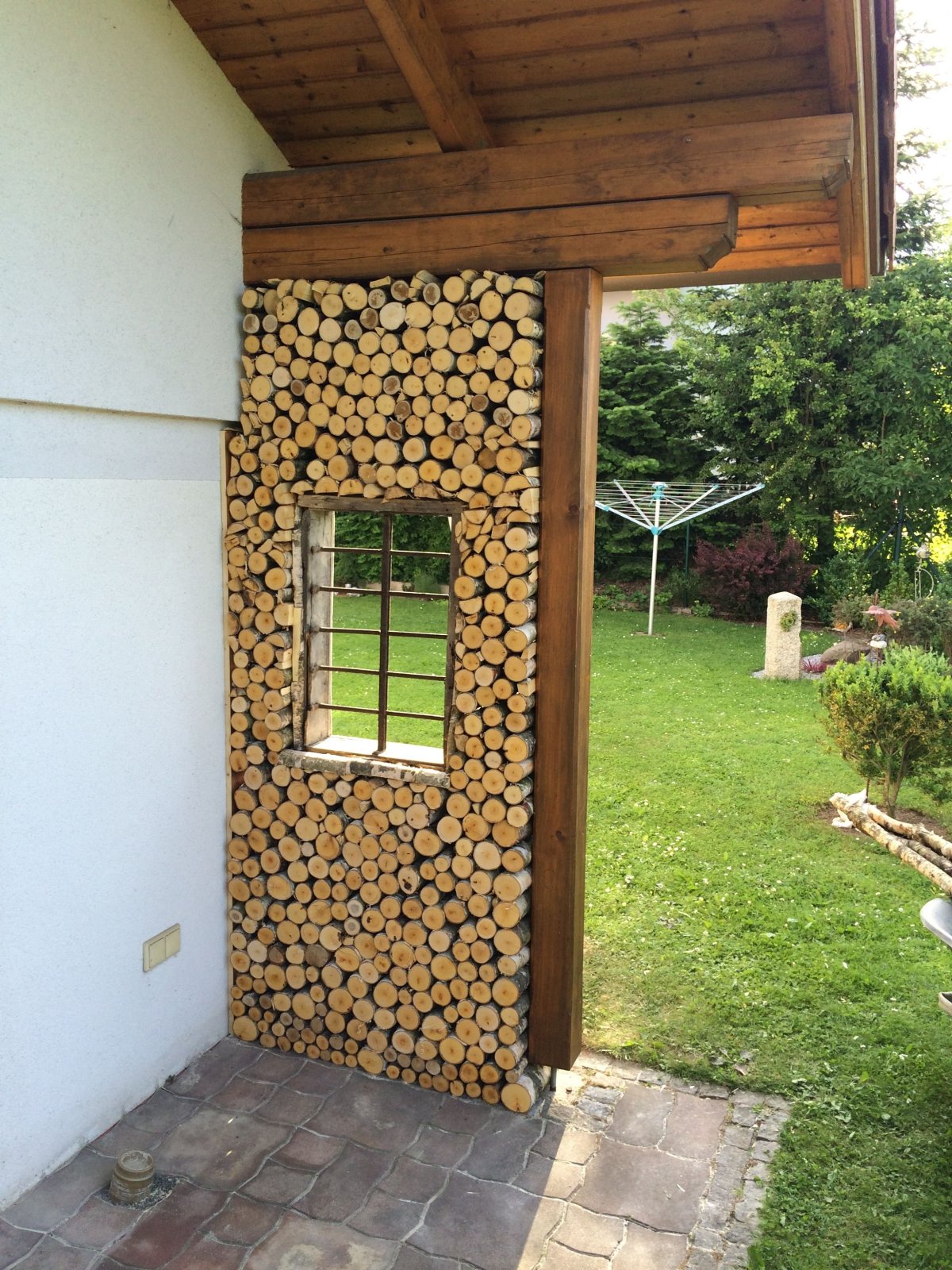 Дровник декоративный
