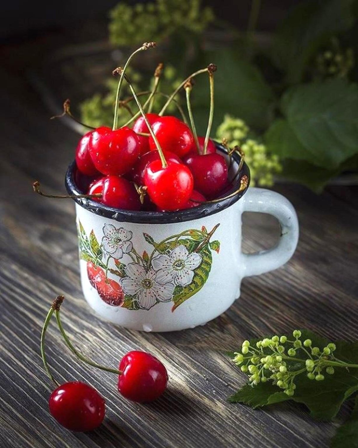 Черешня в кружке