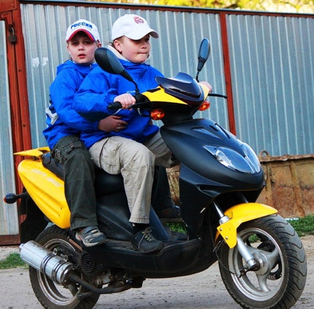 Школьник на мопеде