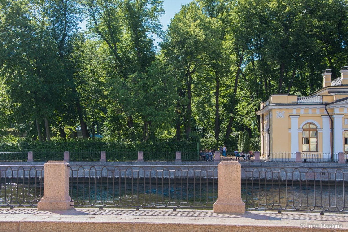 Фонтанка у летнего сада в Санкт-Петербурге