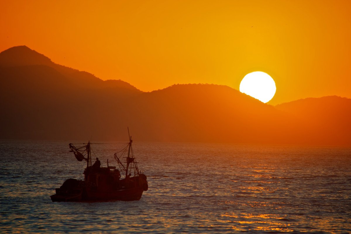 Корабль море горы солнце