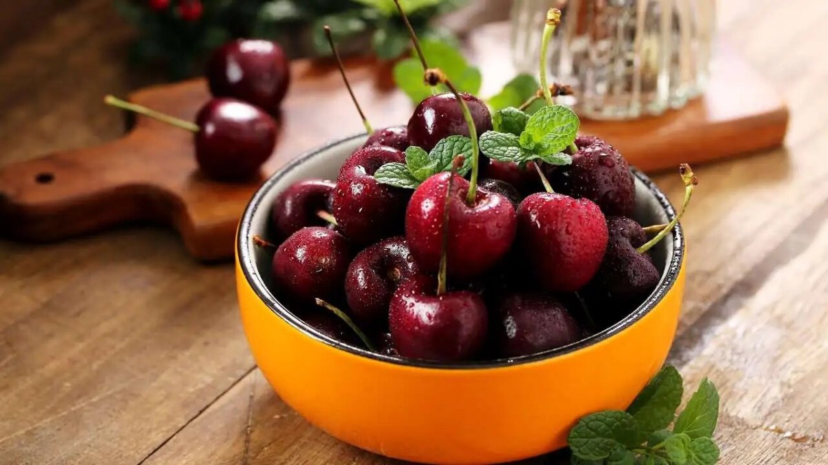 Миска с черешней на столе