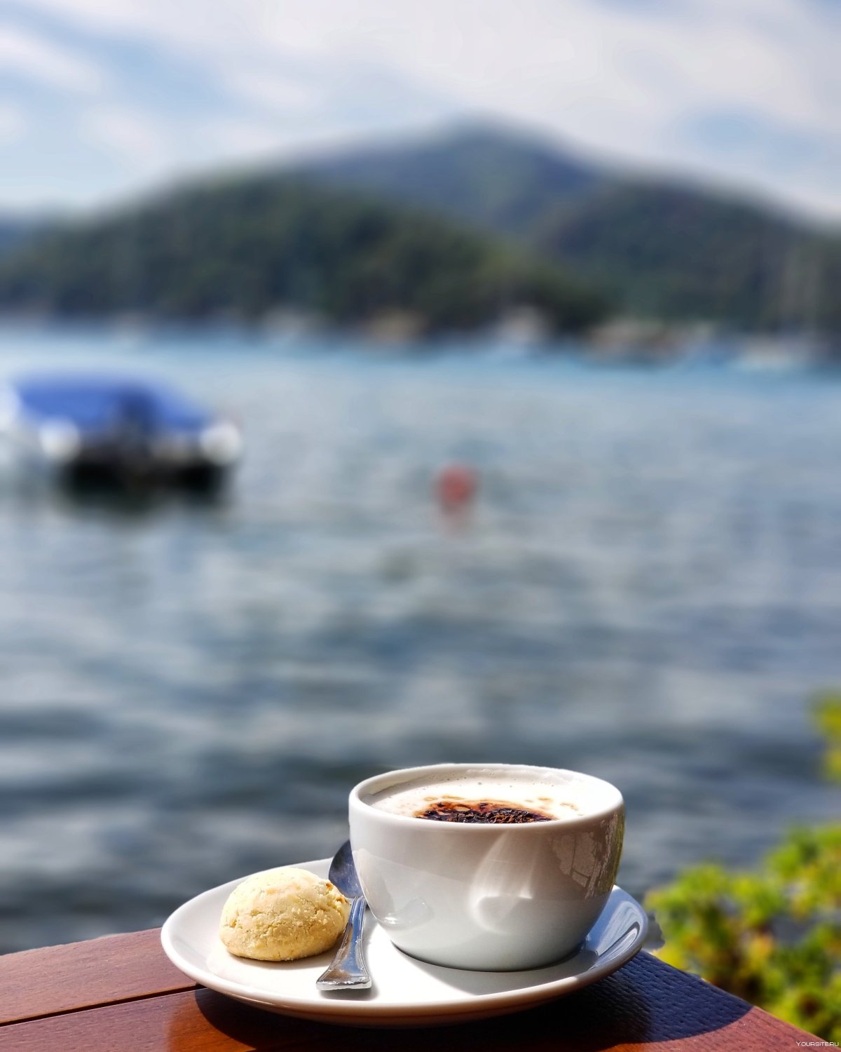 Утро на море с кофе
