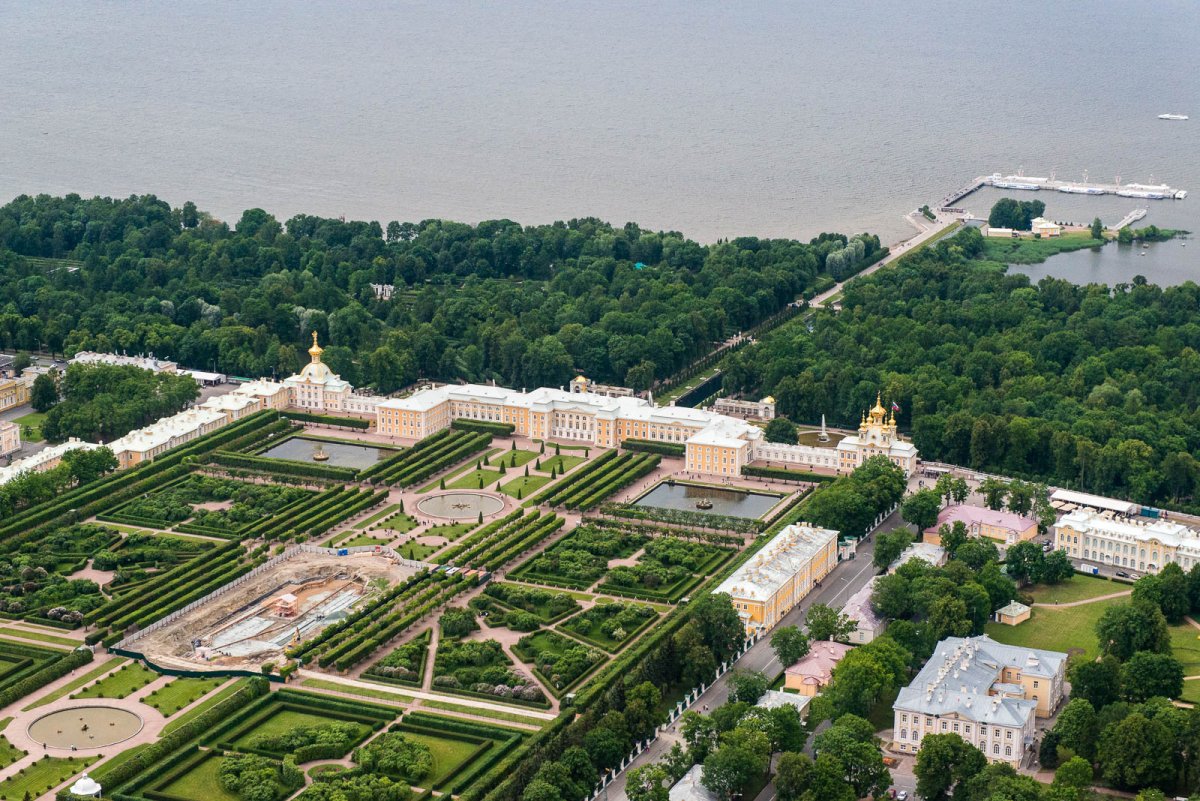 Петергофский дворец в Санкт-Петербурге сверху