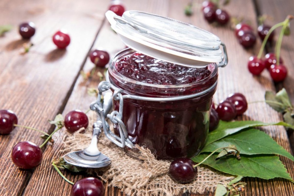 Варенье из черешни с миндалем