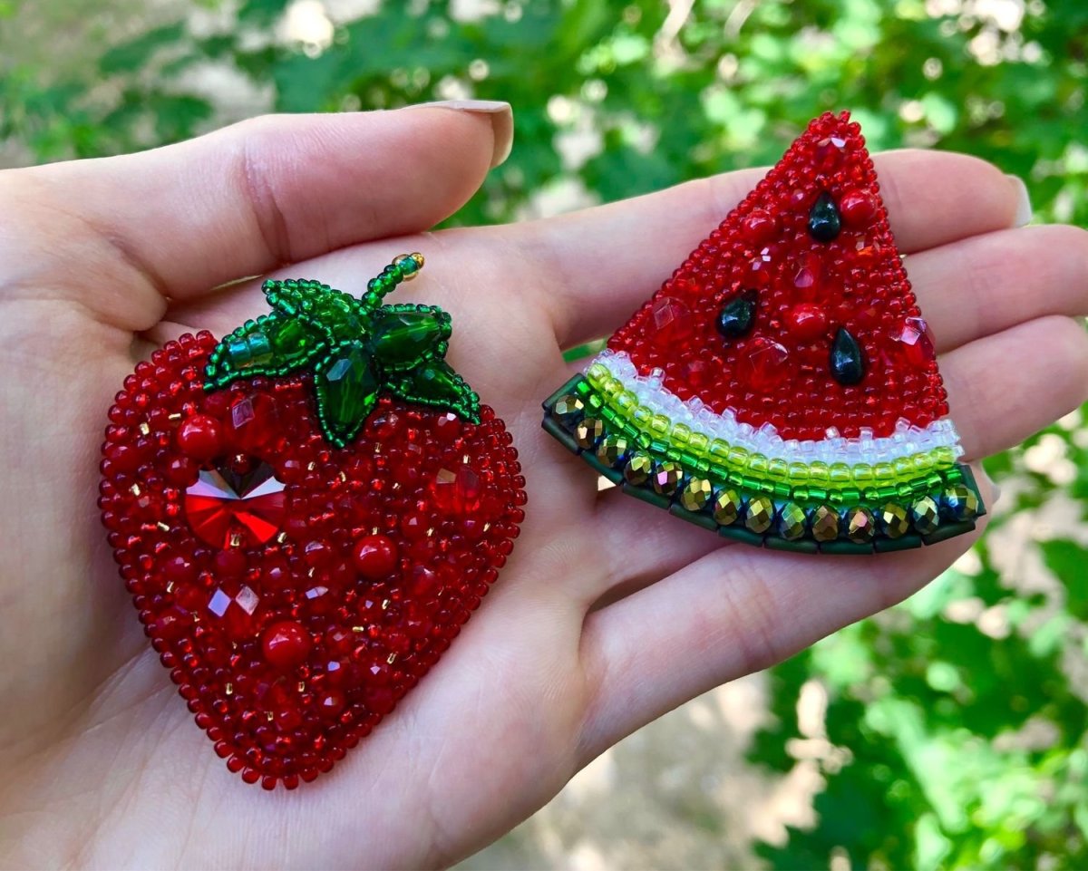 Брошь клубника из бисера