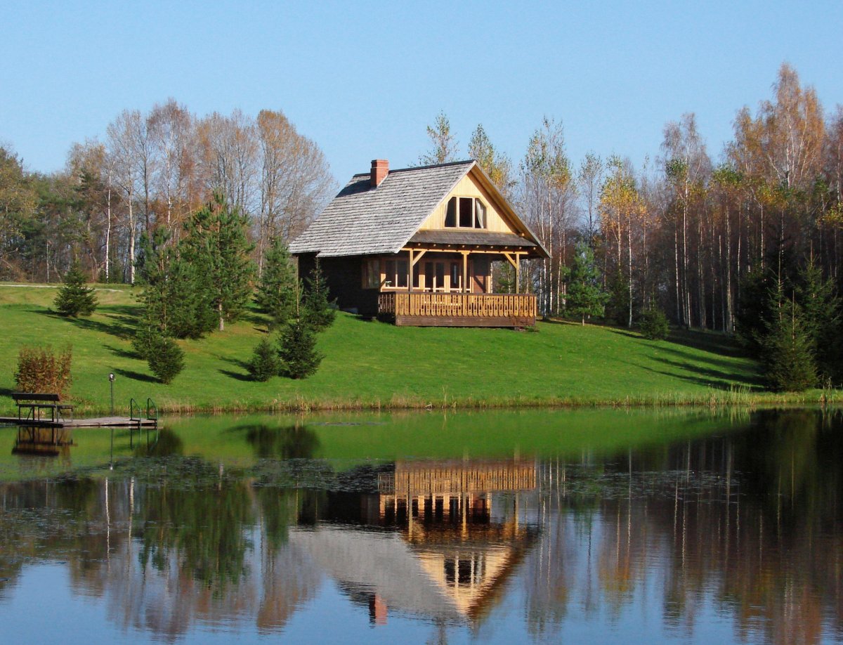 Дом в лесу у реки