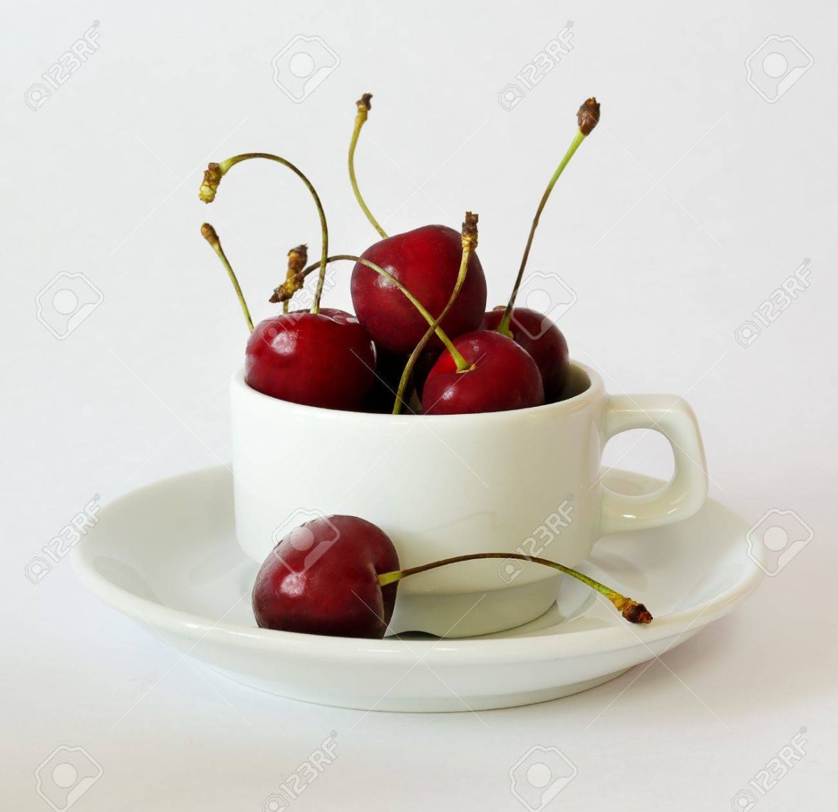 Вишня в чашке