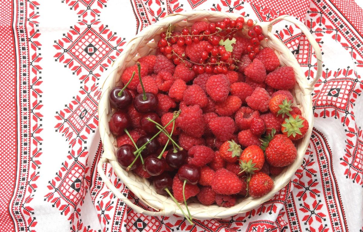 Черешня клубника малина