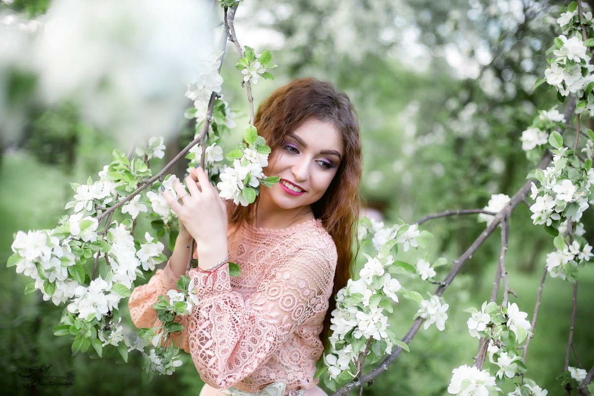 Фотосессия в цветущем саду