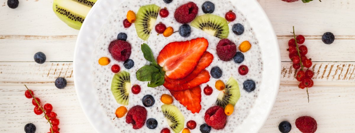 Каша украшенная ягодами и фруктами