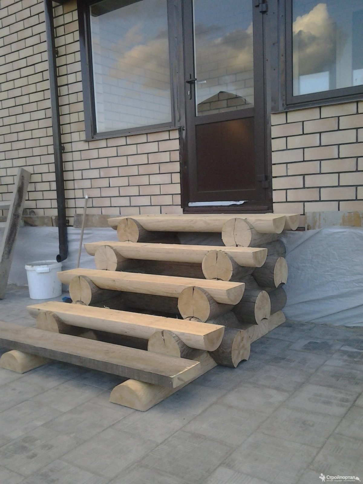 Лестница из бревна на крыльцо