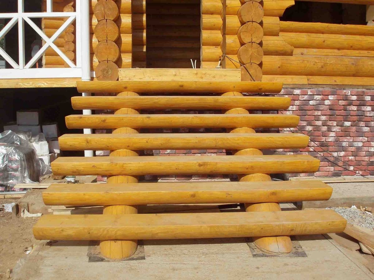 Ступени полубревна из оцилиндрованного бревна