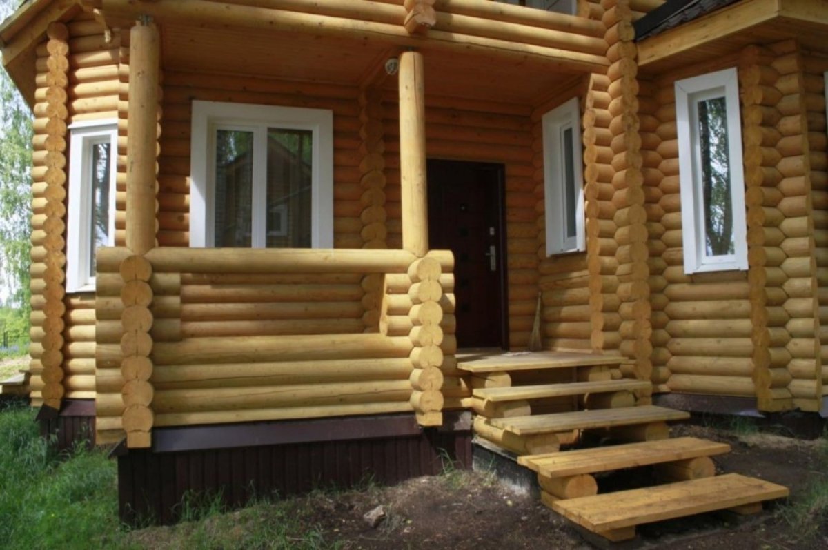 Крыльцо деревянного дома