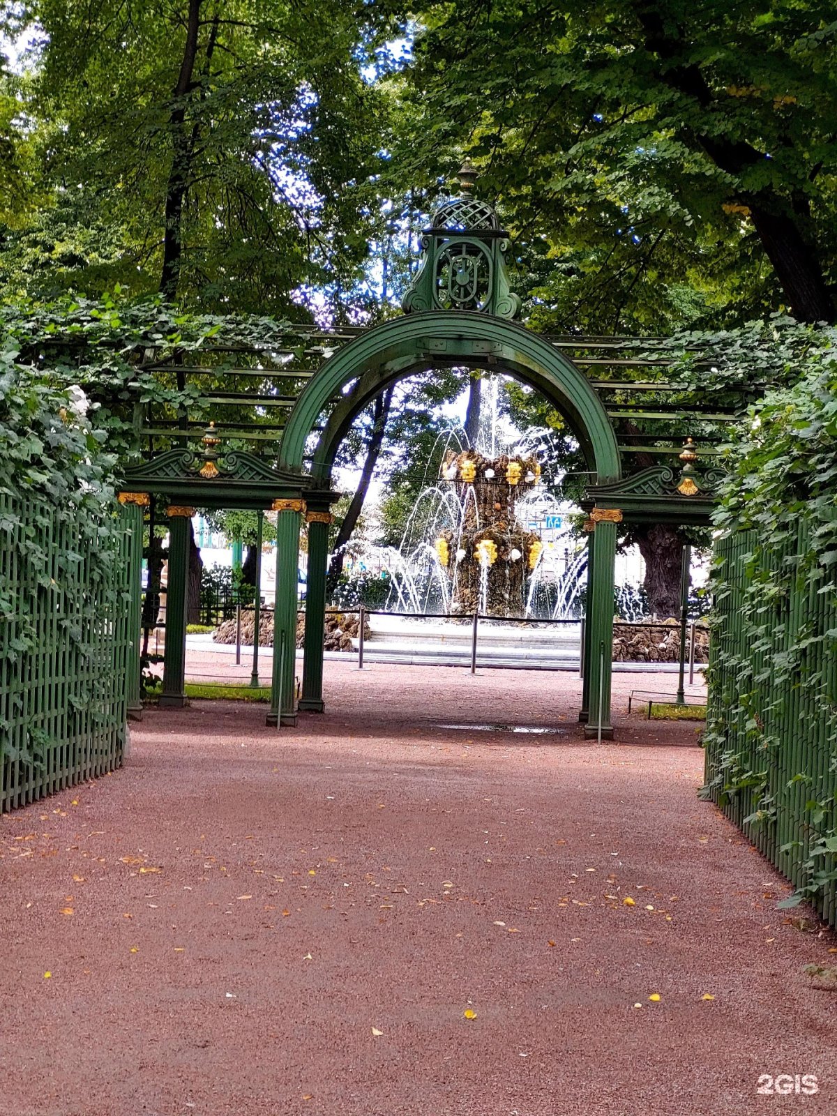 Фонтаны летнего сада в Санкт-Петербурге