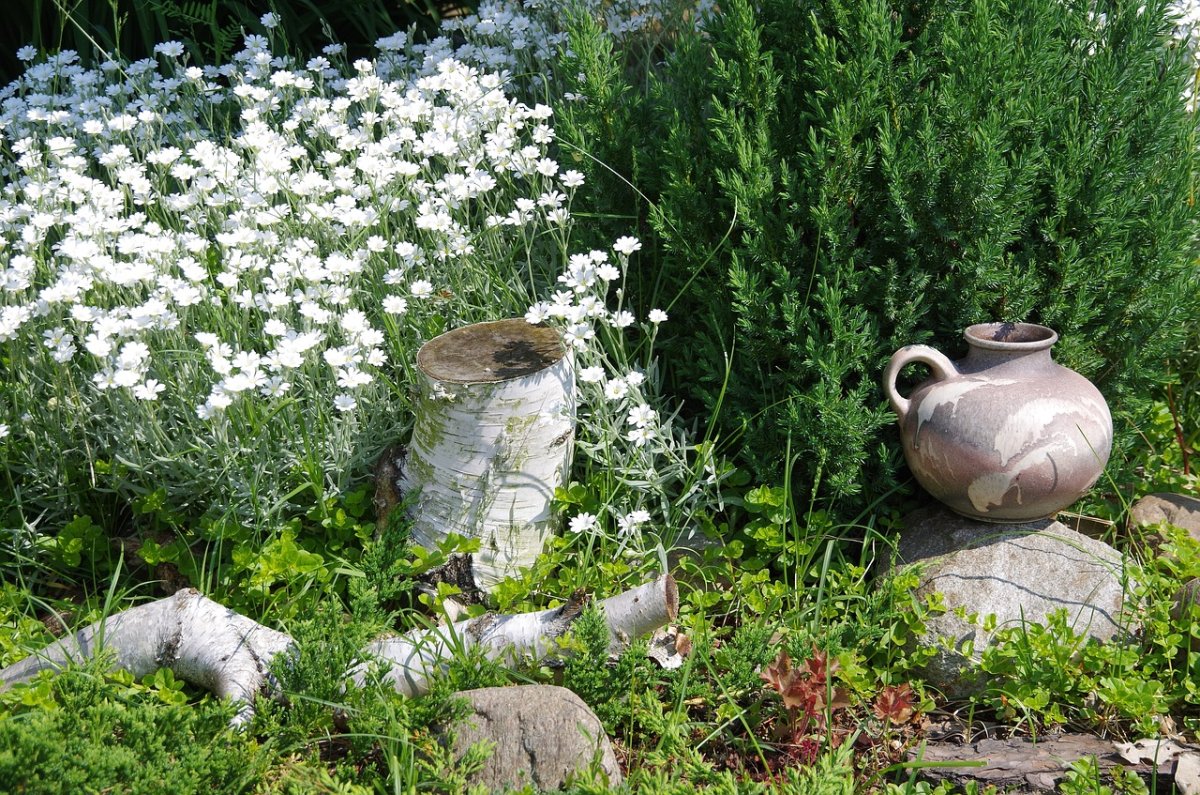 Цветник с кувшином