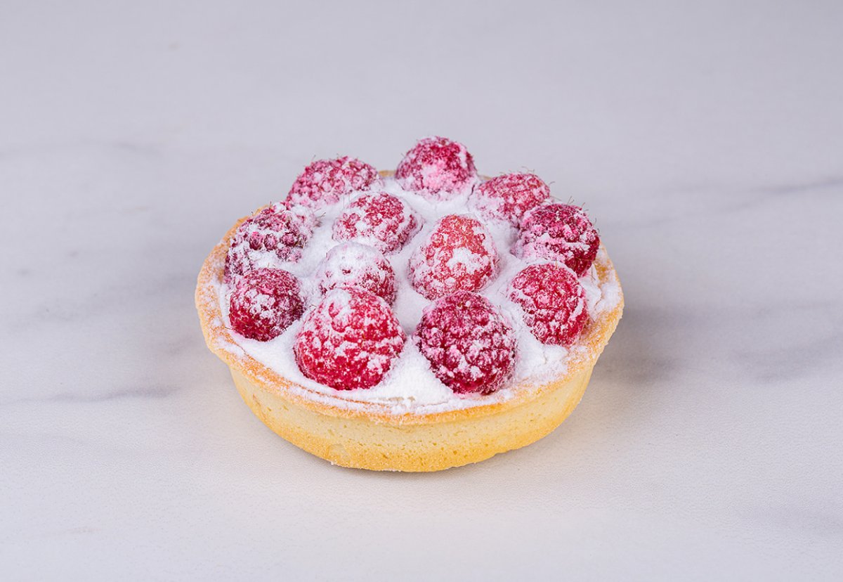 Корзинка с малиной пирожное