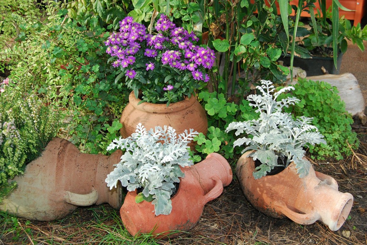 Клумба с амфорой