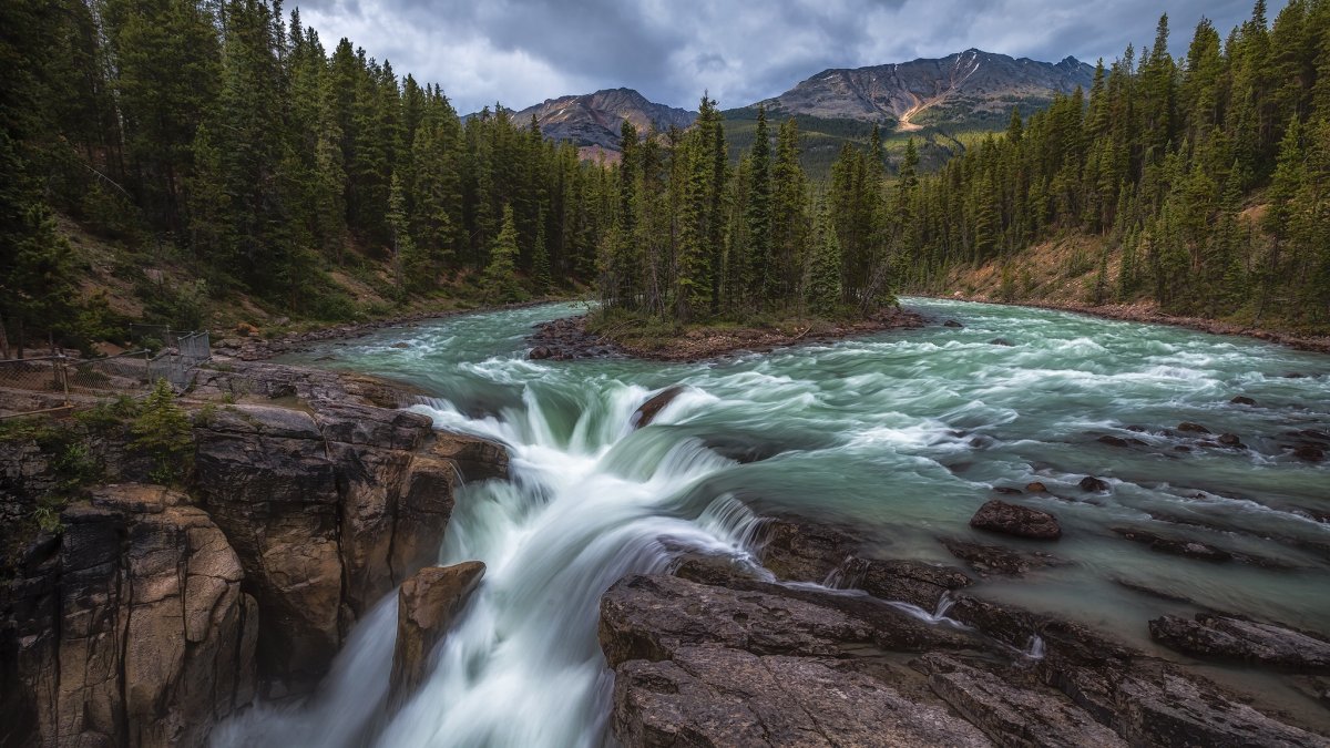 Природа лес река горы водопад