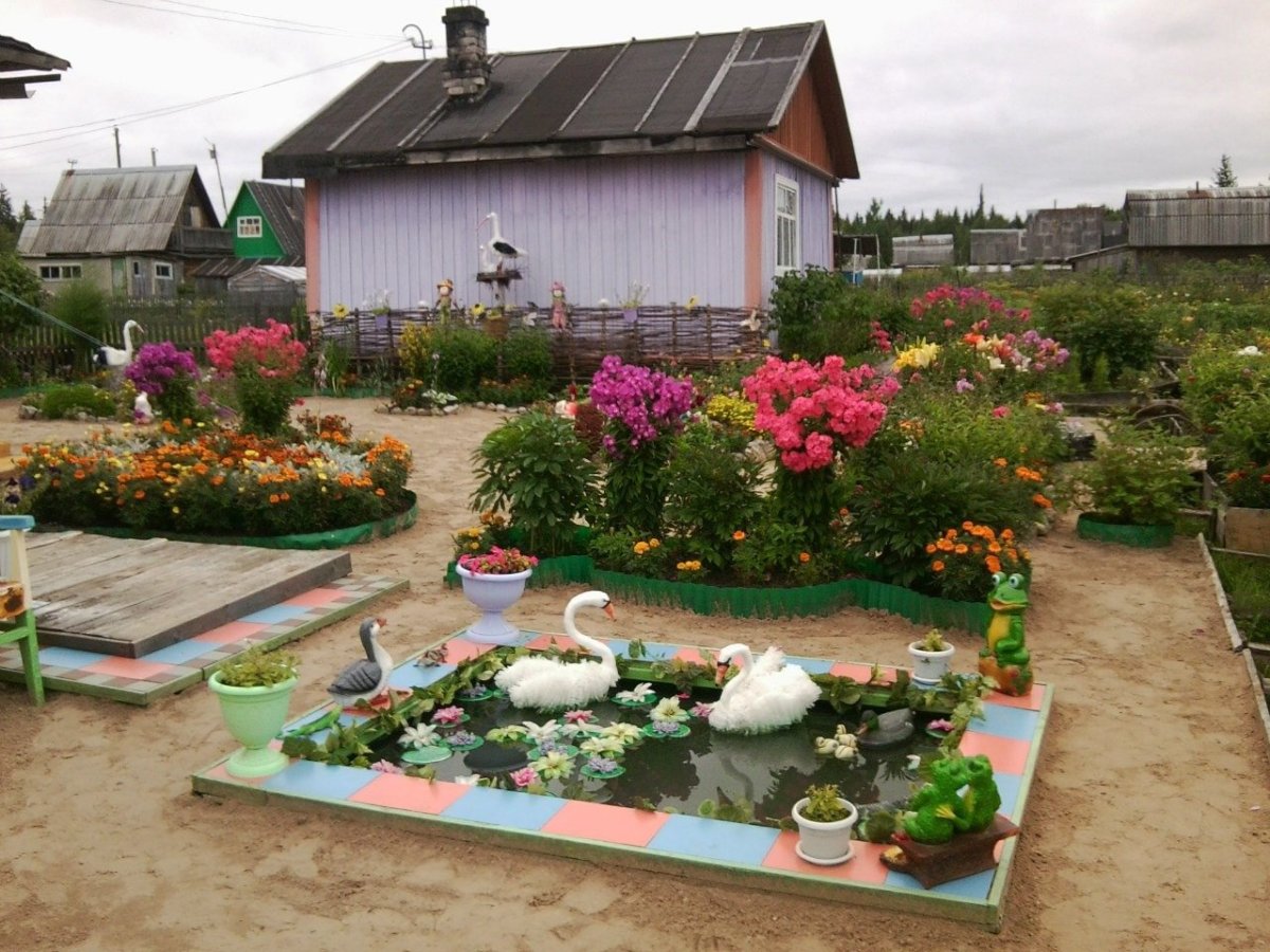 Красивый двор в деревне