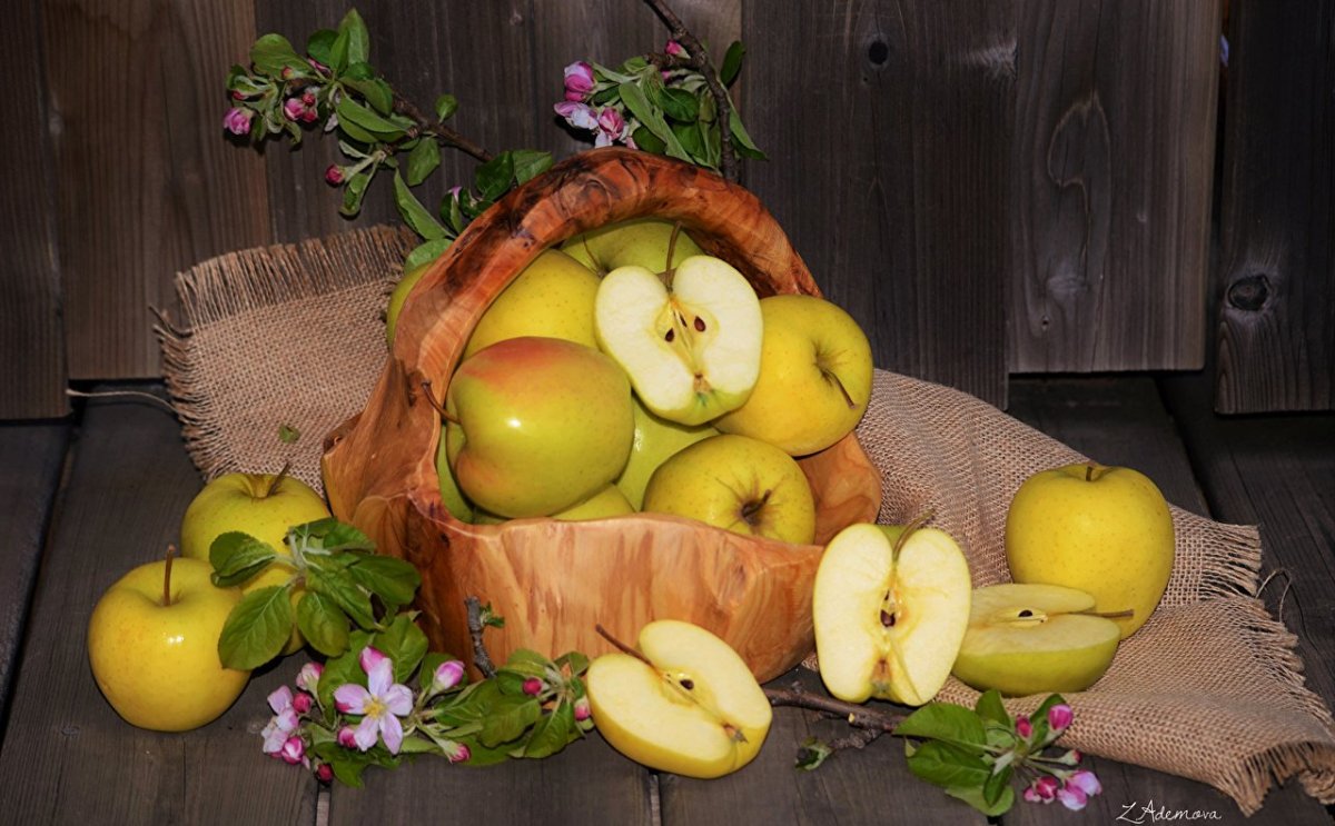 Корзинка с яблоками красиво