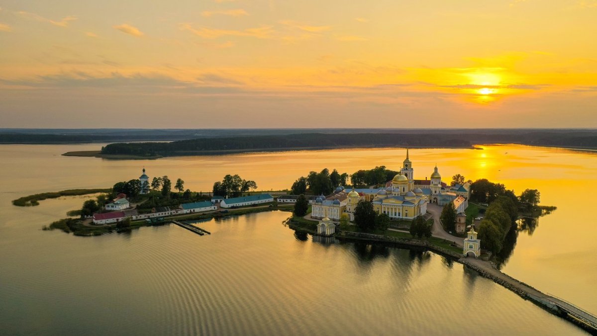 Нило-Столобенская пустынь на озере Селигер