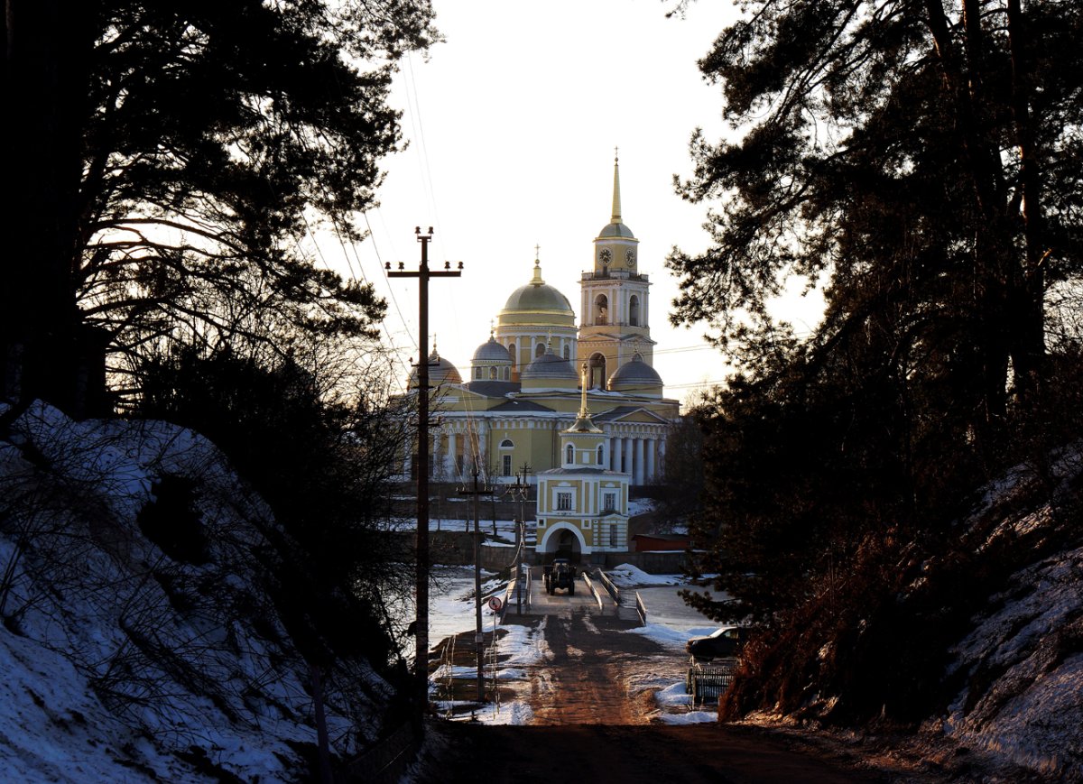 Нилова пустынь аллея