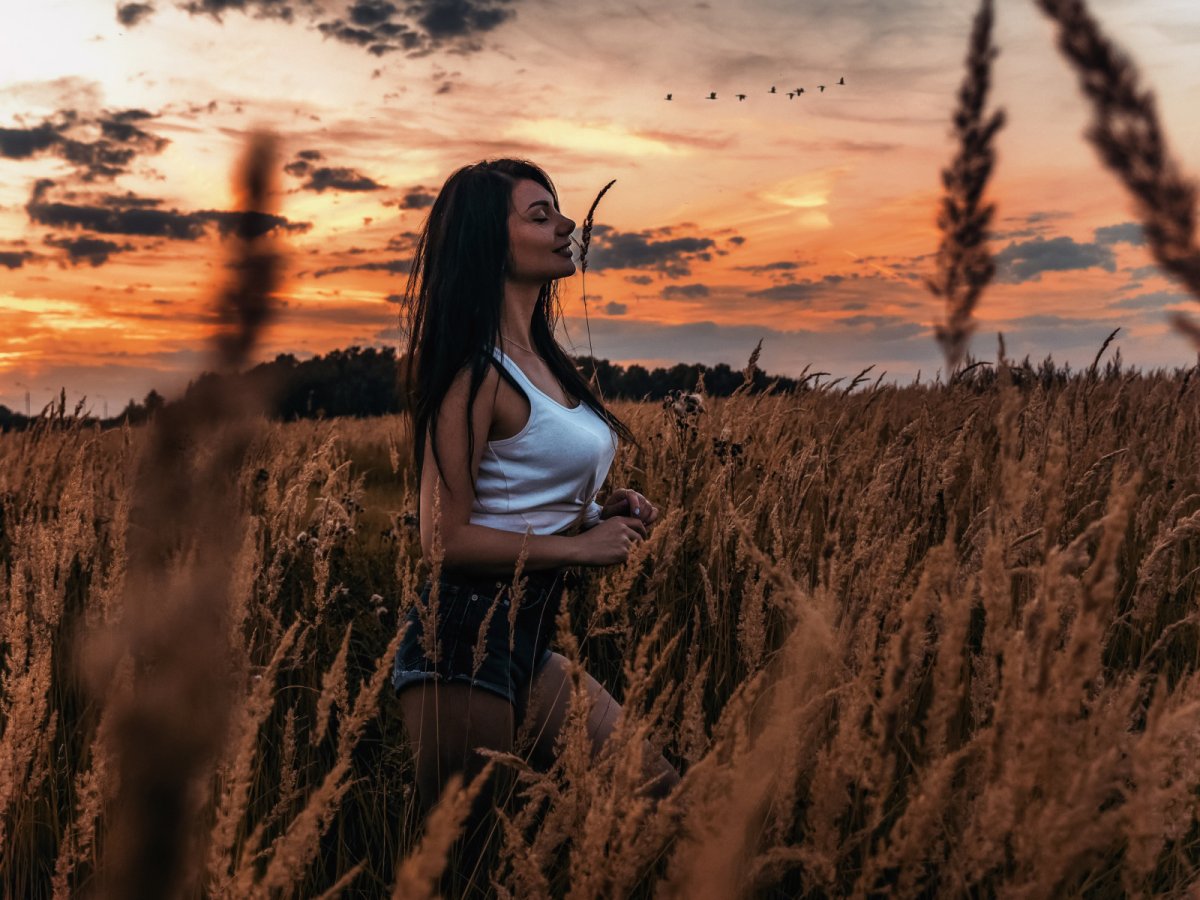 Девушка в поле