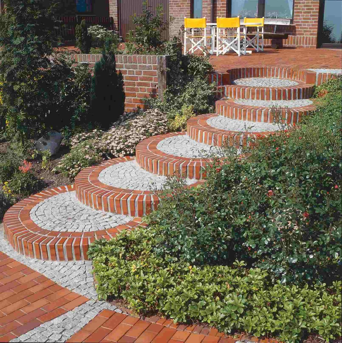 Клумба из клинкерного кирпича