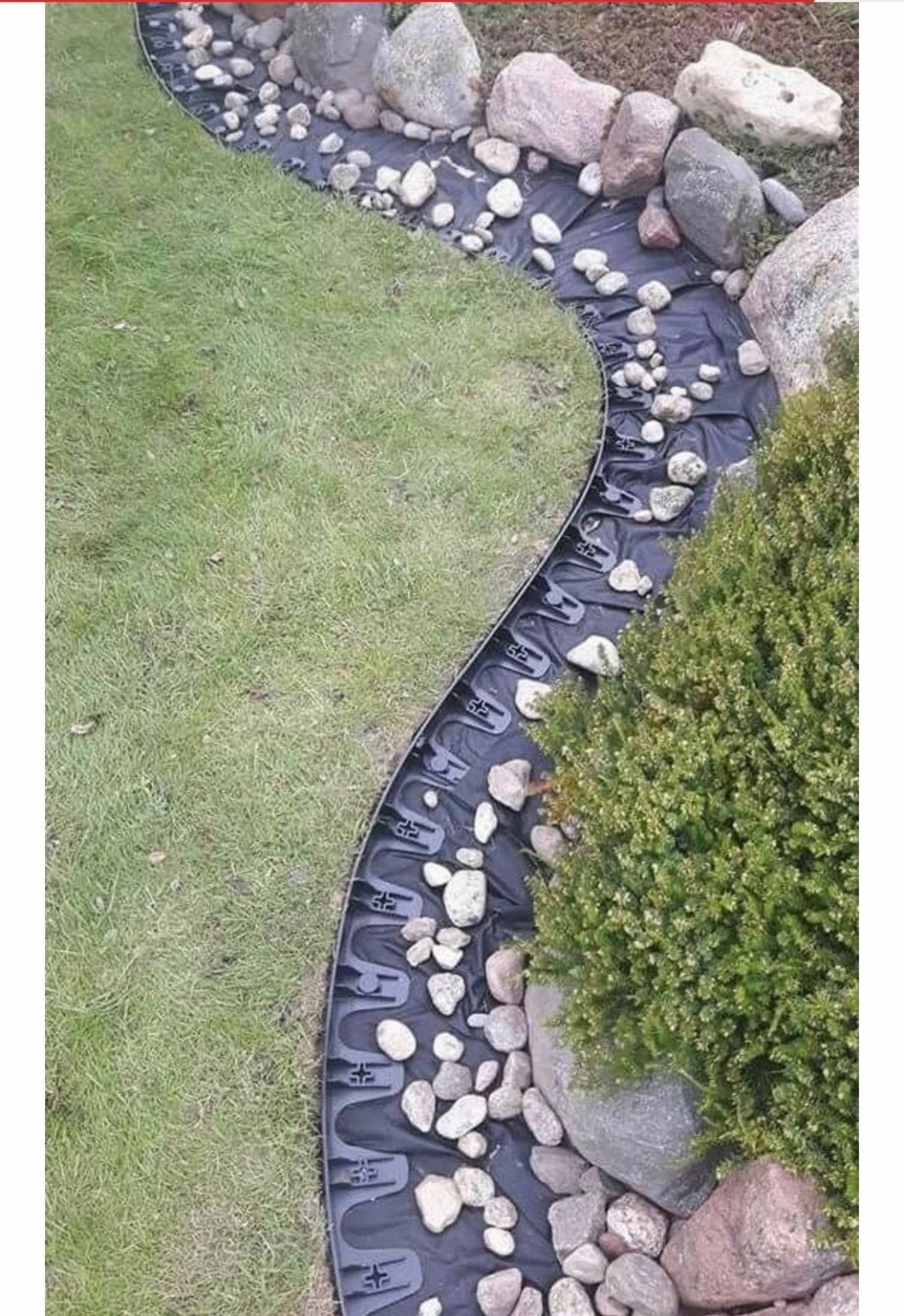 Сухой ручей на клумбе