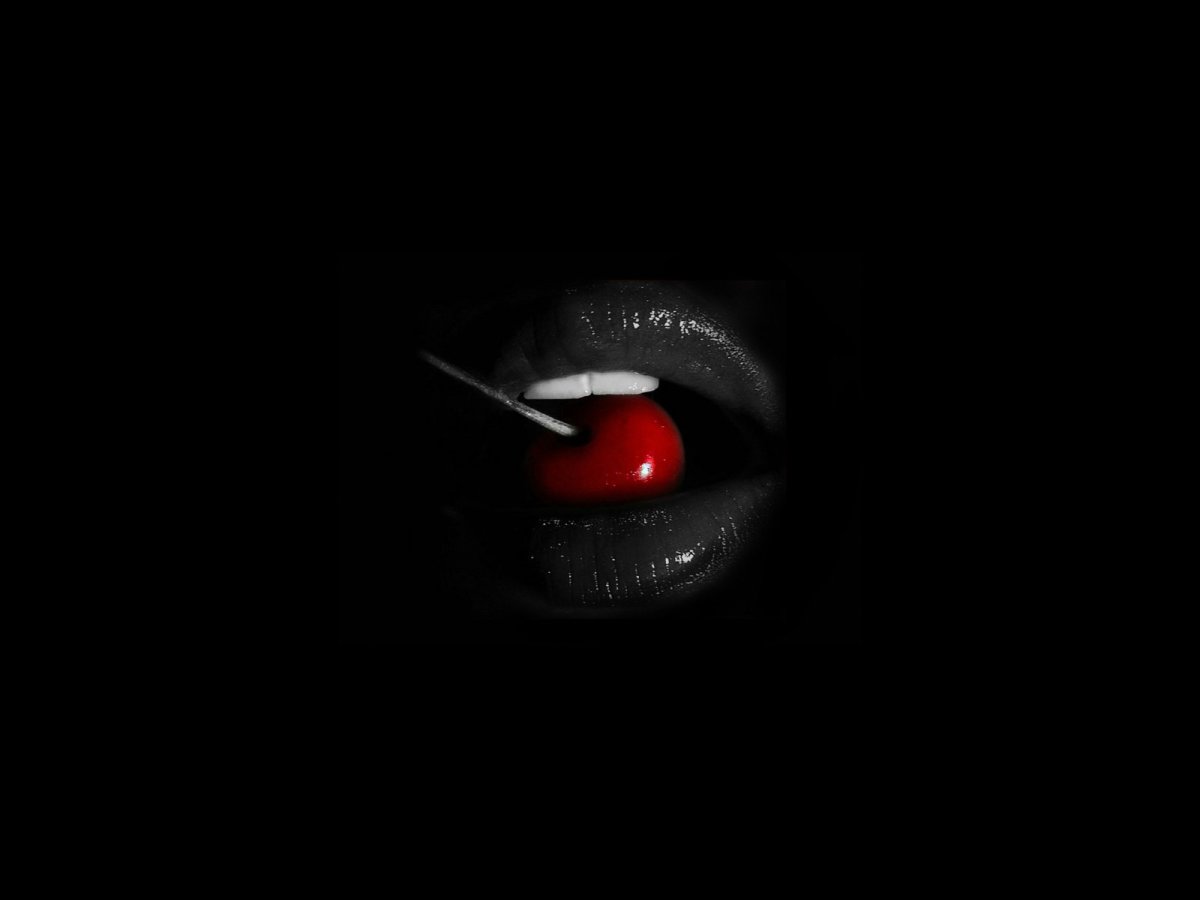 Губы на темном фоне