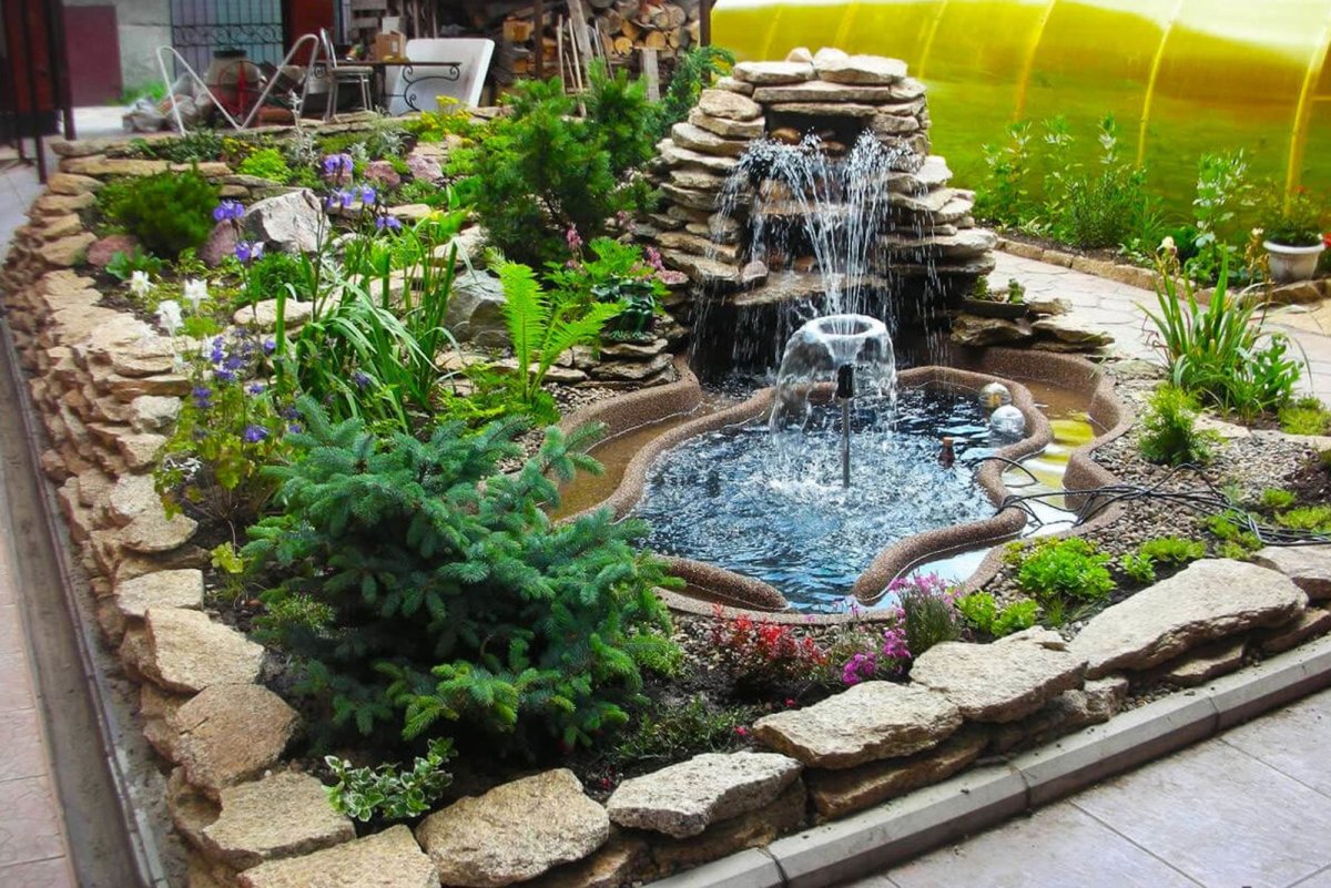 Декоративный пруд с фонтаном для сада