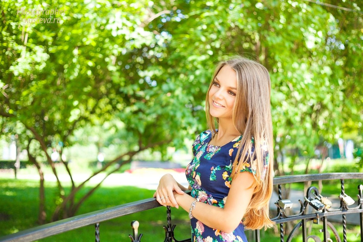 Девушки в парке летом