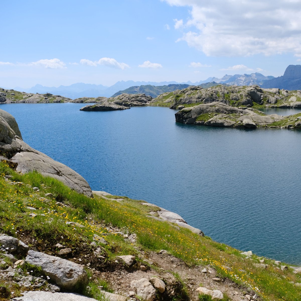 Большой камень у моря