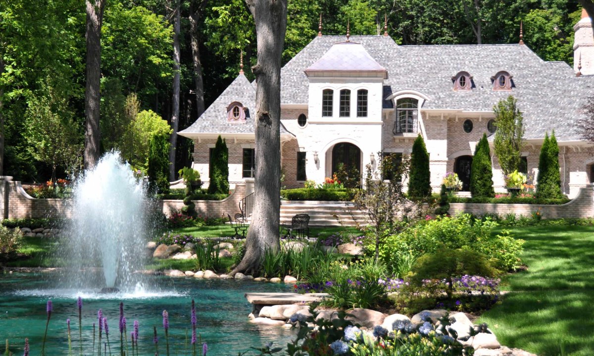 Дом с садом и фонтаном