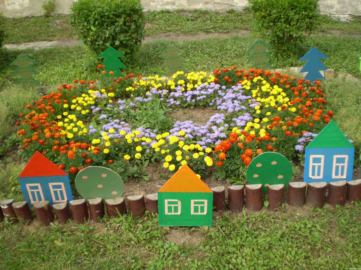 Клумбы в детском саду