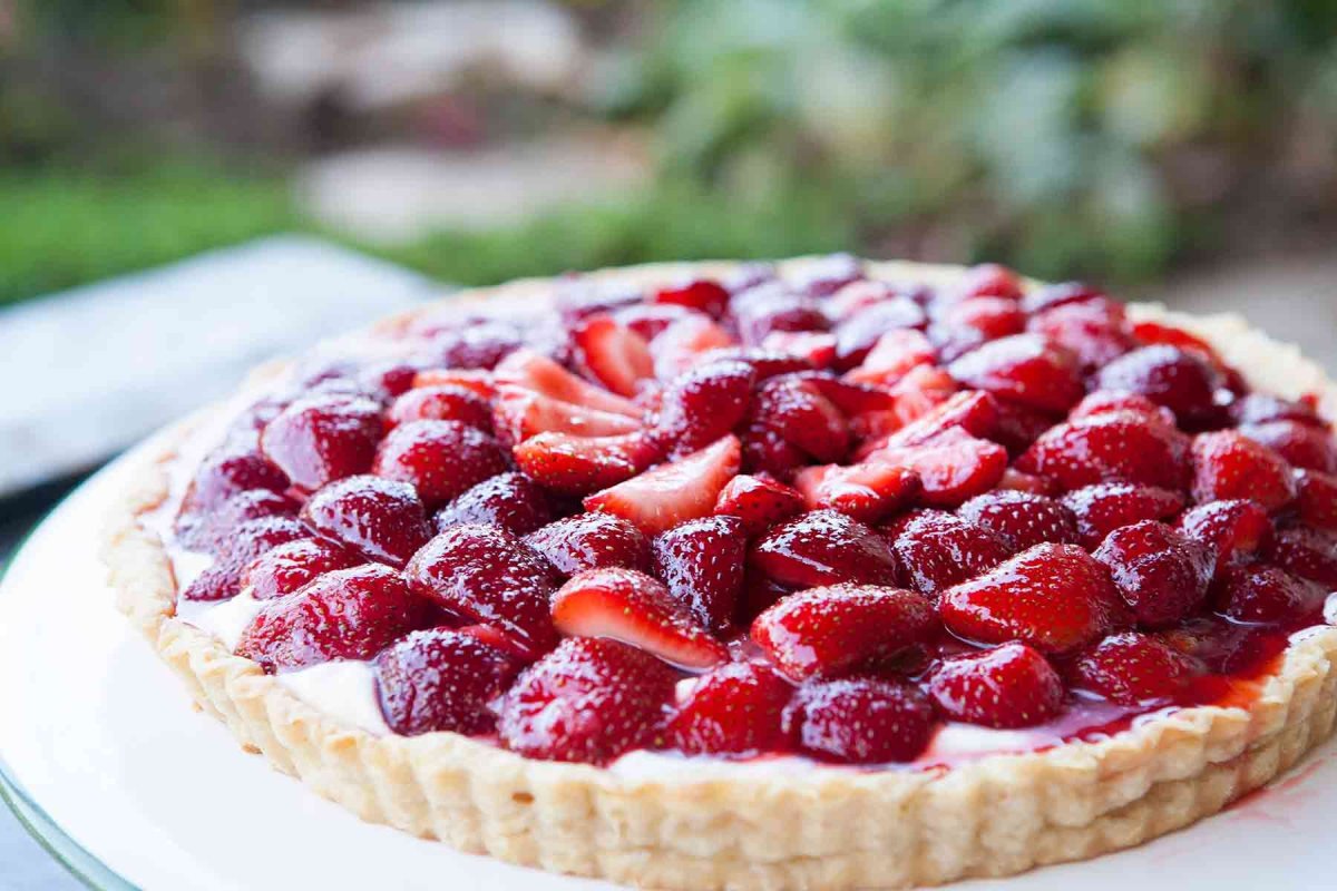 Миндальный тарт с кремом из маскарпоне и клубники