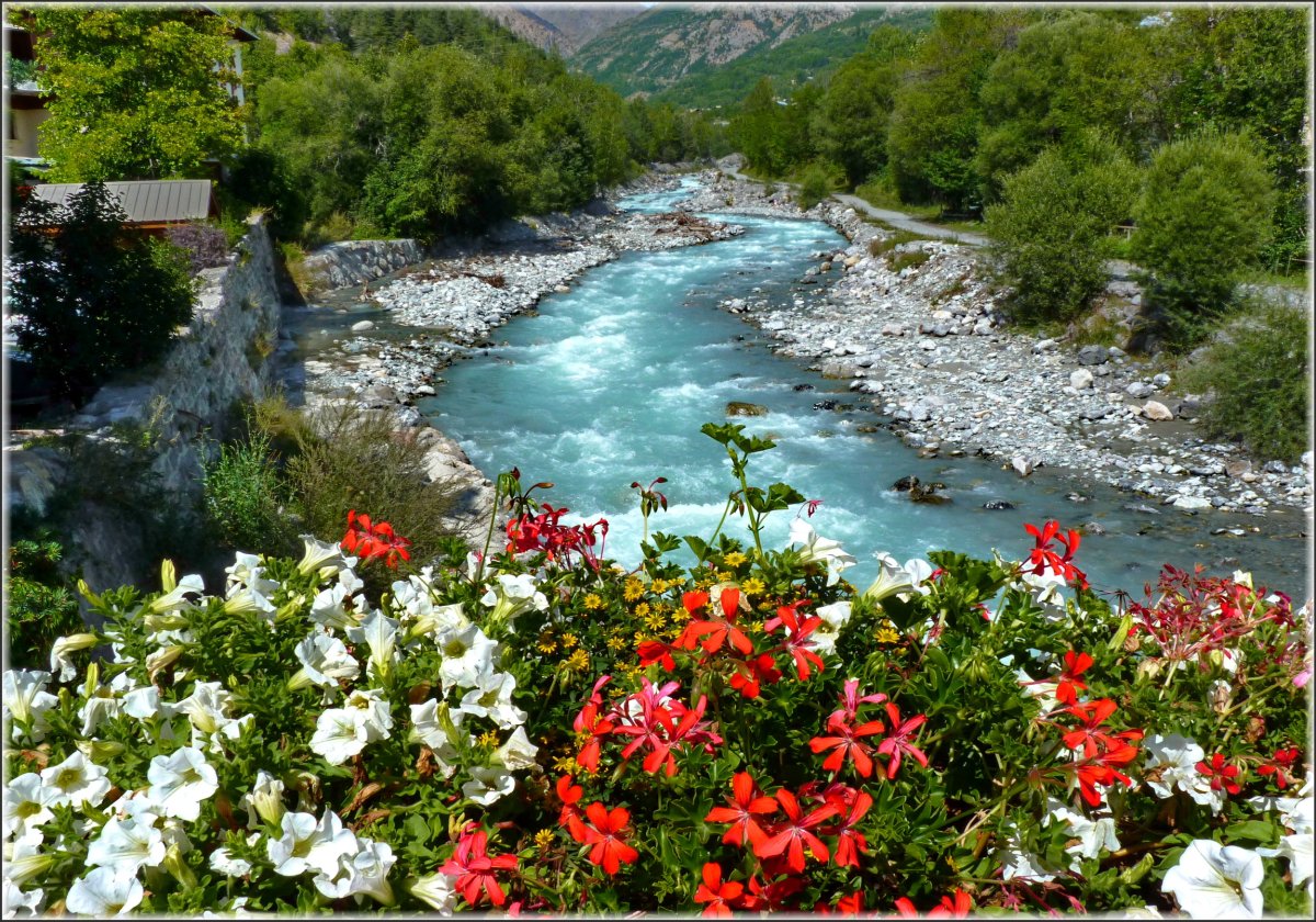 Цветущие сады и водопады