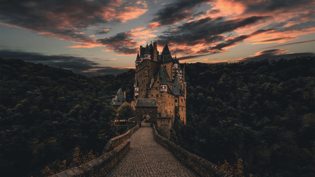 Замок Эльц Германия в тумане
