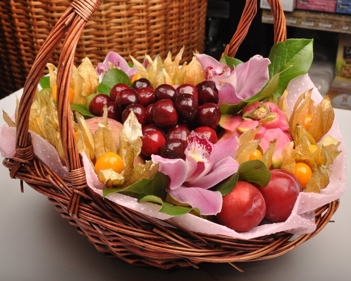 Красивая корзина с фруктами