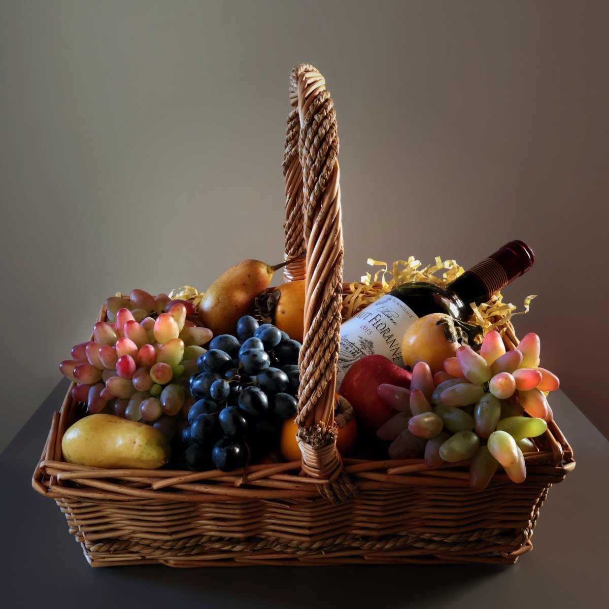 Корзинка с вином и фруктами