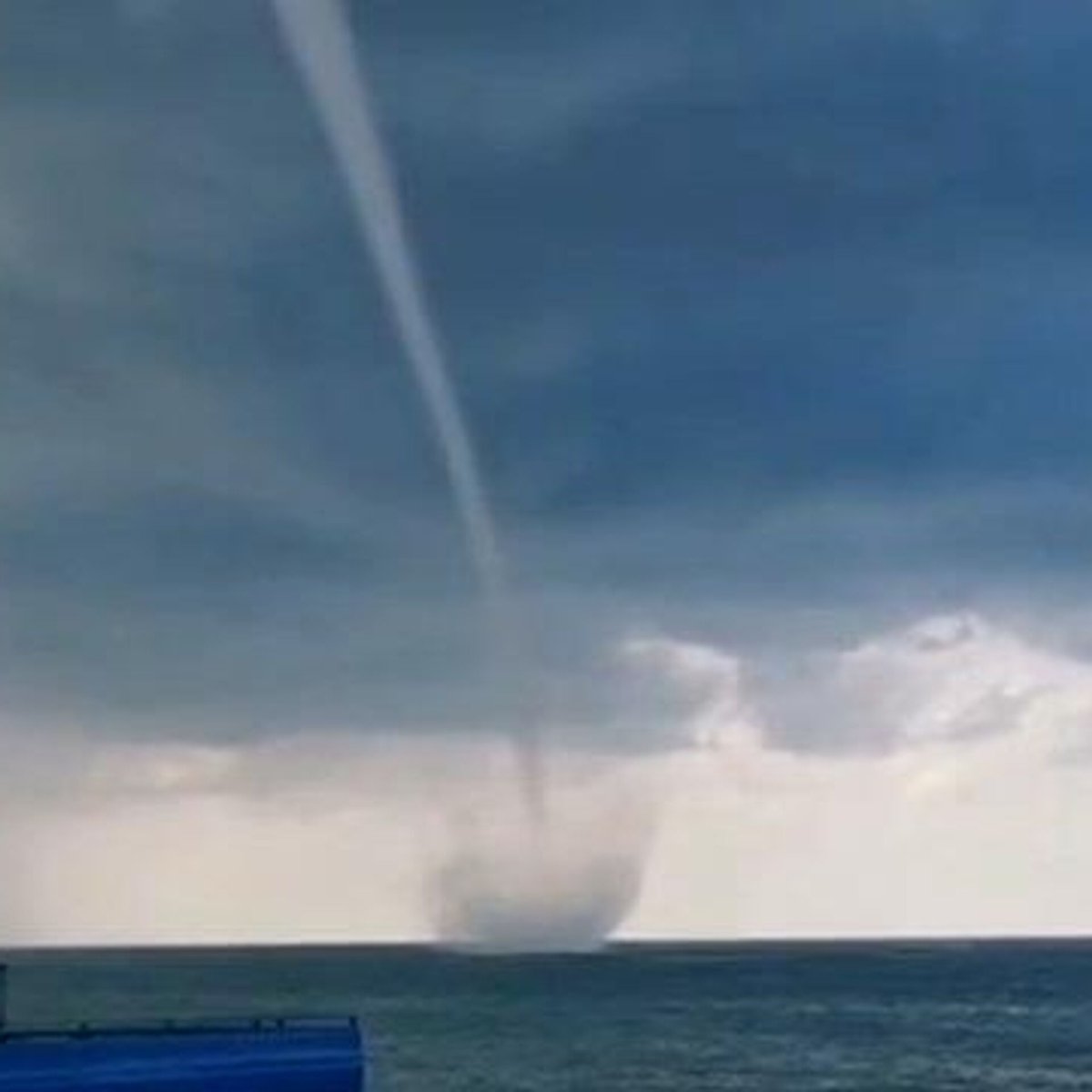 Фото смерча в море